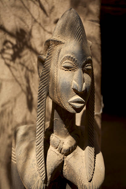 afrikanische maske & kunstwerke von dogon-bezirk, mali - dogon tribe stock-fotos und bilder