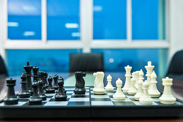 stratégie d'entreprise - chess strategy business board room photos et images de collection