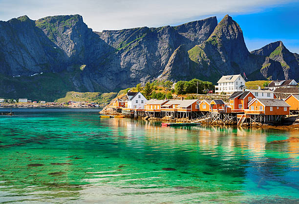 cabanas rorbuer perto reine, ilhas lofoten, noruega - norway lofoten and vesteral islands sea mountain range - fotografias e filmes do acervo