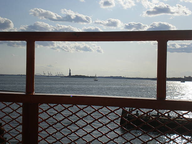 traghetto di staten island e per la statua della libertyfind simili - ferry new york city ellis island new york state foto e immagini stock
