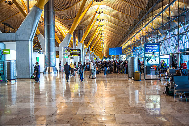 pasażerowie spacerem przez co nowego terminalu na lotnisko barajas - madrid built structure house spain zdjęcia i obrazy z banku zdjęć