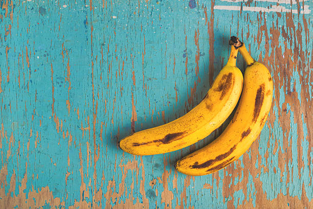 banany na rustykalne tabela - banana rotting ripe above zdjęcia i obrazy z banku zdjęć