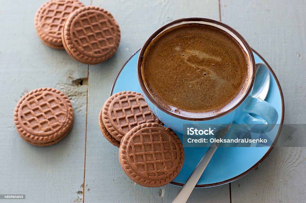 Tasse schwarzen Kaffee und Schokolade Keksen - Lizenzfrei Altertümlich Stock-Foto