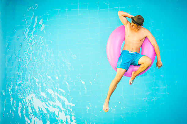 homem bonito em uma piscina - men sensuality photography high angle view - fotografias e filmes do acervo