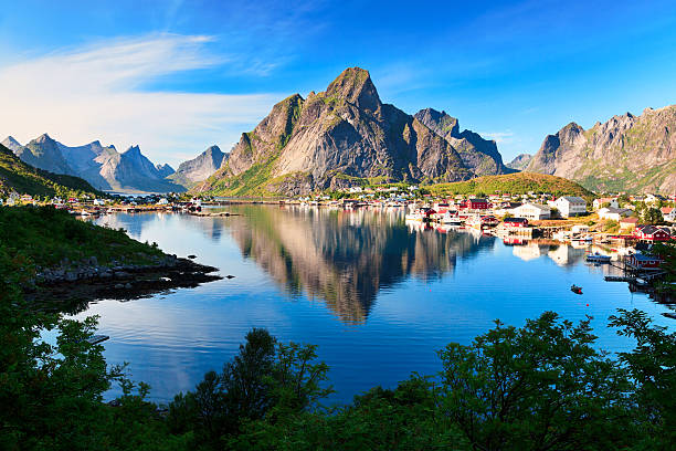 reine, pintoresco pueblo de pescadores en noruega lofoten islands - fishing village nordic countries fjord fotografías e imágenes de stock