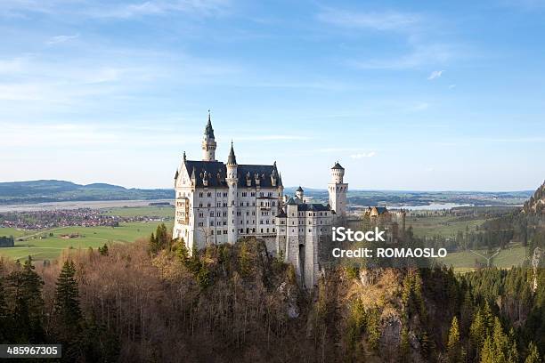 Castello Di Neuschwanstein Visto Da Marienbrücke Baviera Germania - Fotografie stock e altre immagini di Castello di Neuschwanstein