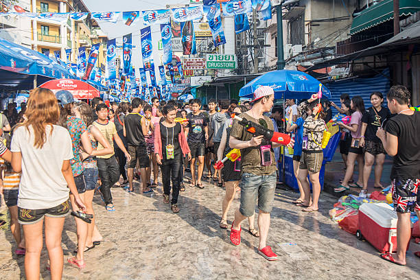 festival de songkran - khao san road photos et images de collection