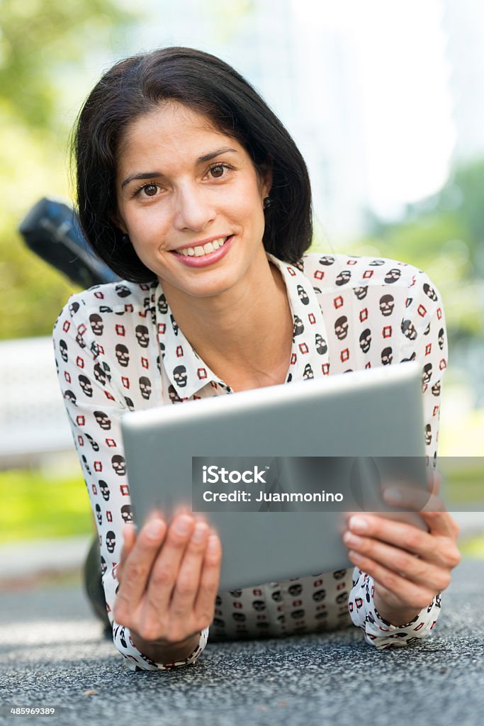Donna con il suo tablet - Foto stock royalty-free di Abbigliamento casual