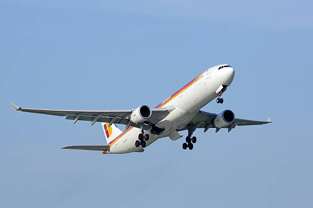 iberia airlines airbus durante tome la salida - airbus named airline horizontal airplane fotografías e imágenes de stock