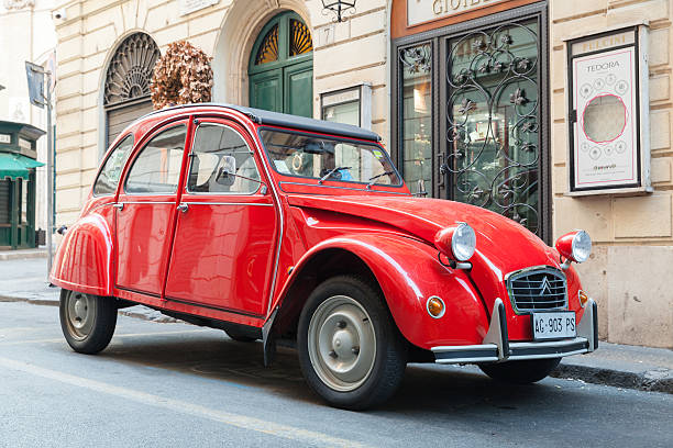 красный oltimer автомобиль citroen 2cv6 специальные - citroën 2cv стоковые фото и изображения