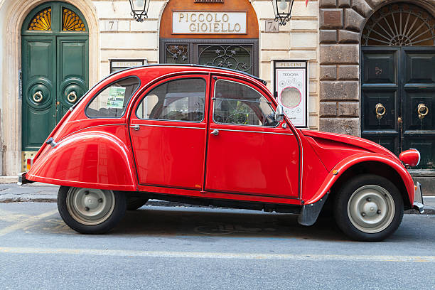 красный oltimer citroen 2cv6 специальные автомобиль, вид сбоку - citroën 2cv стоковые фото и изображения