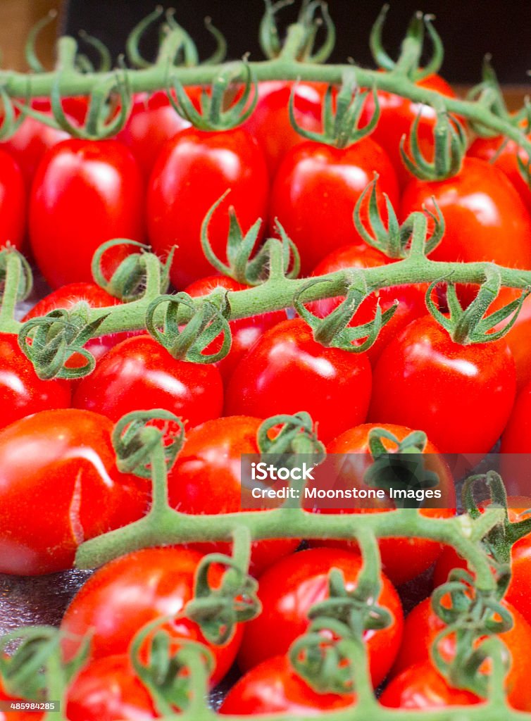 Vite pomodori ciliegini in Borough Market, Londra - Foto stock royalty-free di Alimentazione sana