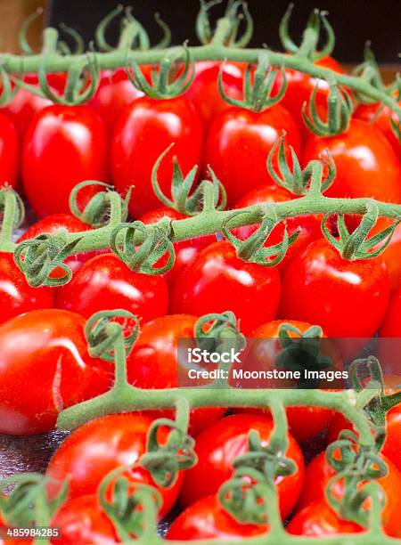 Vite Pomodori Ciliegini In Borough Market Londra - Fotografie stock e altre immagini di Alimentazione sana - Alimentazione sana, Alimento di base, Bancarella