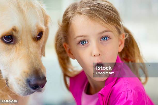 Adorabile Bambina Con Il Suo Cane Guardando La Telecamera - Fotografie stock e altre immagini di 6-7 anni