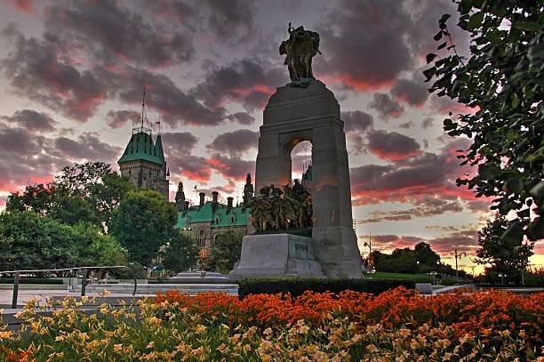 national war memorial in der dämmerung ottawa canada- stock-foto - cenotaph stock-fotos und bilder