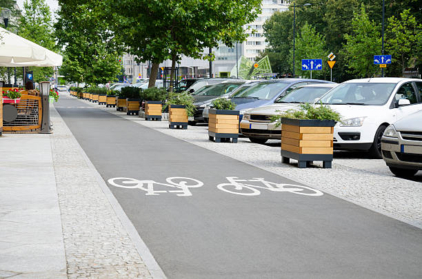 miasto ulica z ścieżka rowerowa - bicycle lane zdjęcia i obrazy z banku zdjęć