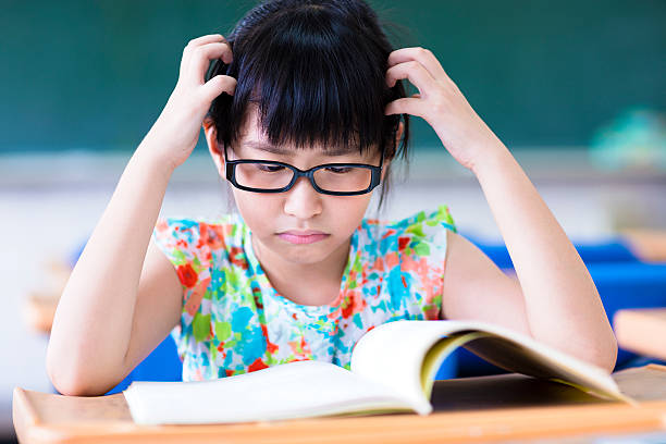 uomo anziano depresso bambina studing in classe - fare fatica foto e immagini stock