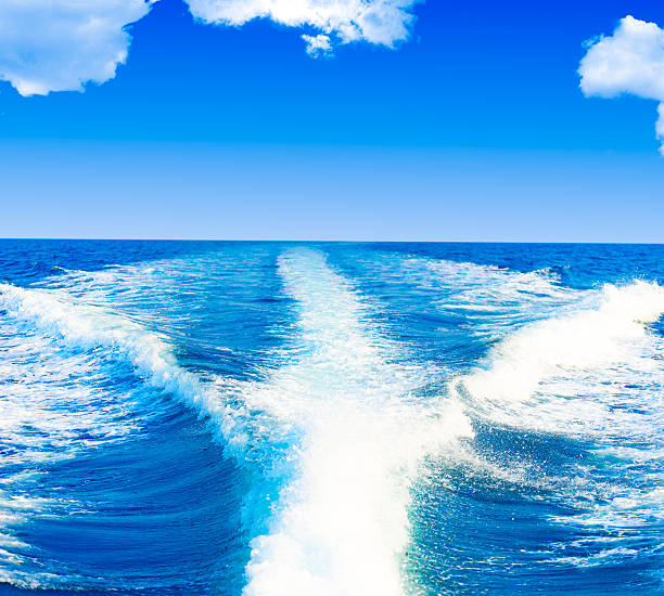bateau wake prop lavage sur l'océan bleu - prop wash photos et images de collection