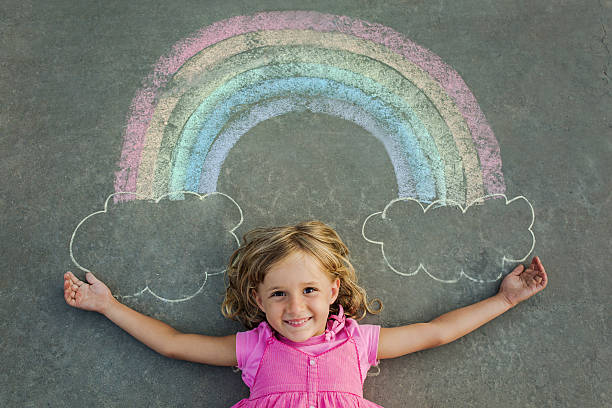 criança desenho de arco-íris com giz - child chalking imagens e fotografias de stock