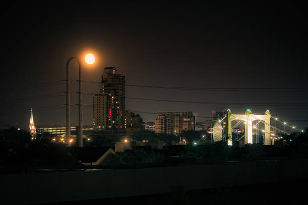полная луна над hennepin мост - hennepin стоковые фото и изображения