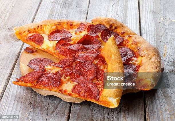 Pizza De Pepperoni - Fotografias de stock e mais imagens de Alimentação Não-saudável - Alimentação Não-saudável, Amarelo, Assado no Forno