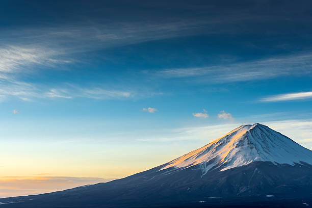 monte fuji al lago kawaguchi - lago kawaguchi foto e immagini stock