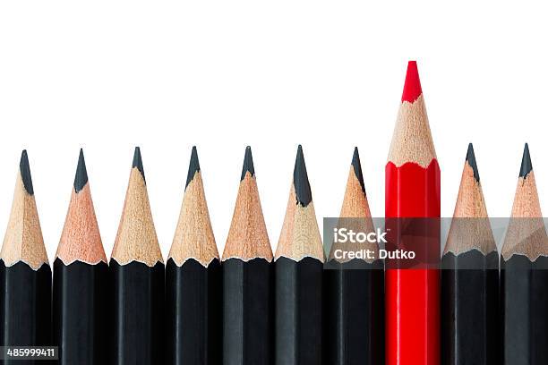 列のブラックペンシル1 つの赤鉛筆の中央 - 鉛筆のストックフォトや画像を多数ご用意 - 鉛筆, 赤, 一つ