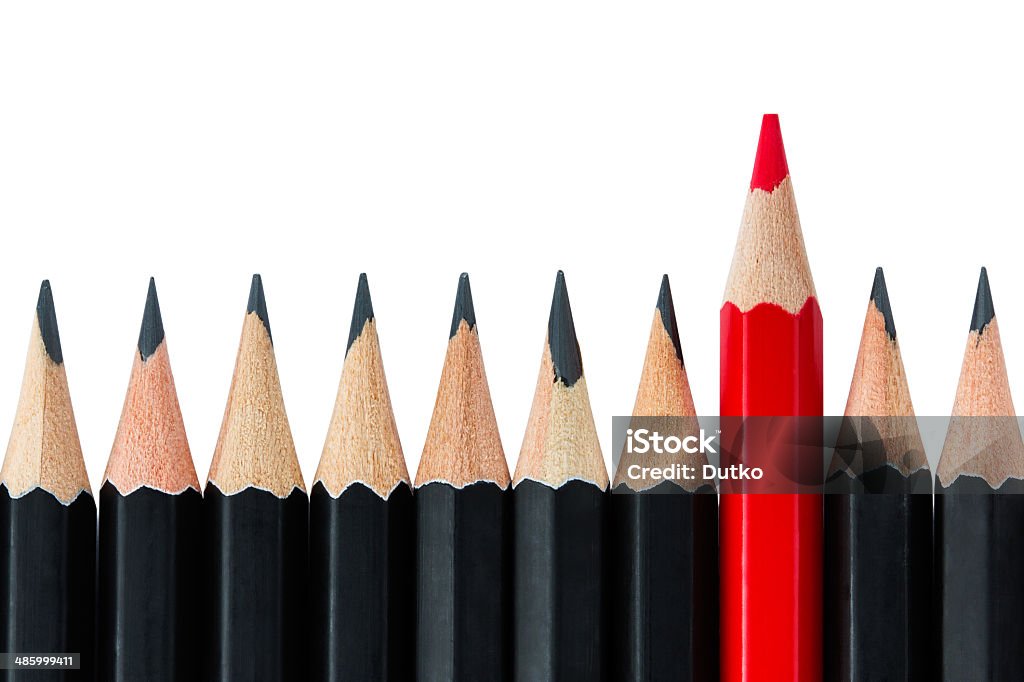 Fileira de preto lápis com uma caneta vermelha no centro - Foto de stock de Lápis royalty-free