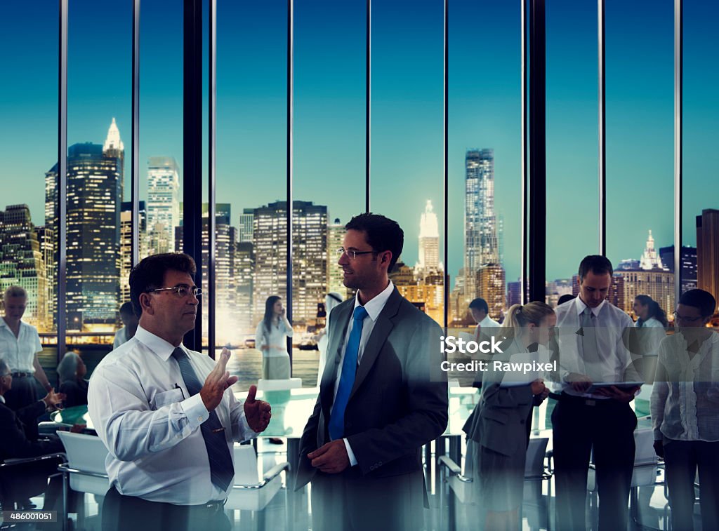 Geschäftsleute sprechen im Konferenzraum zu einem anderen - Lizenzfrei Abenddämmerung Stock-Foto