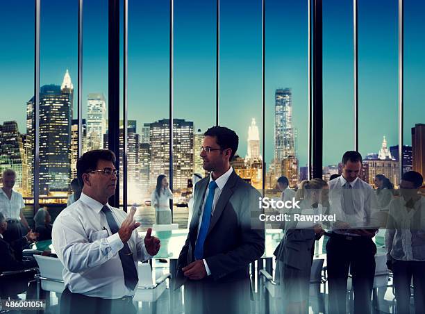 Geschäftsleute Sprechen Im Konferenzraum Zu Einem Anderen Stockfoto und mehr Bilder von Abenddämmerung