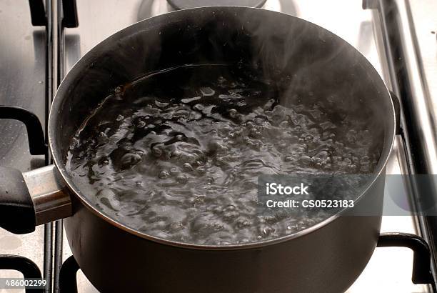 Warmes Wasser Stockfoto und mehr Bilder von Brodelnd - Brodelnd, Wasser, Kochgeschirr
