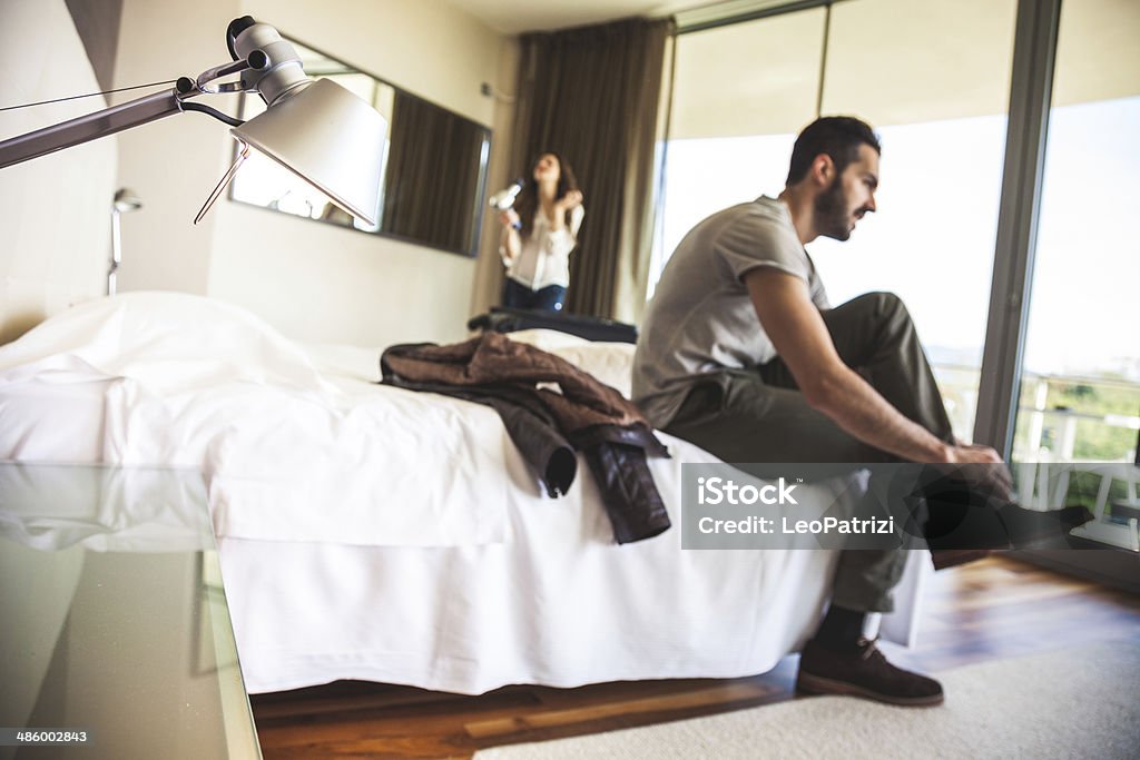 Casal no quarto de hotel Vestir - Royalty-free 25-29 Anos Foto de stock