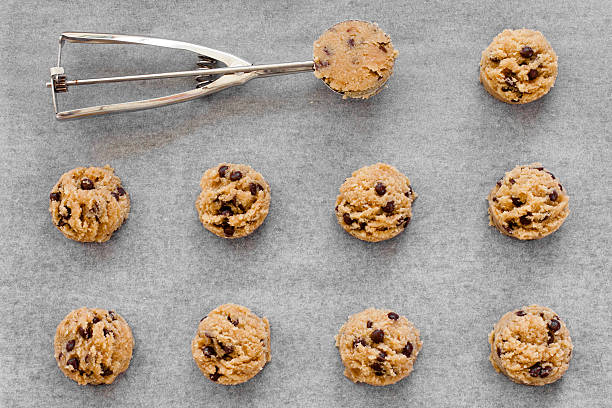 almond chocolate chip teig in einer reihe - teig stock-fotos und bilder