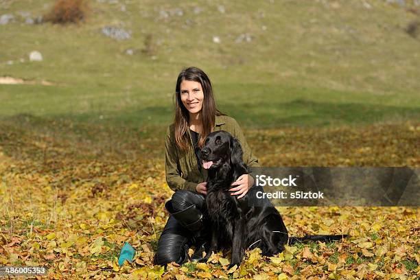 Perro Y Mujer Otoño Hojas Y Azul De Juguete Foto de stock y más banco de imágenes de Caza - Caza, Cazador, Perro