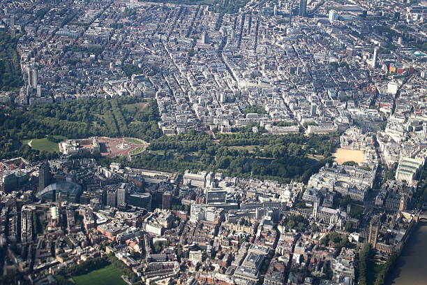 vue aérienne de londres, du palais de buckingham - palace buckingham palace london england famous place photos et images de collection