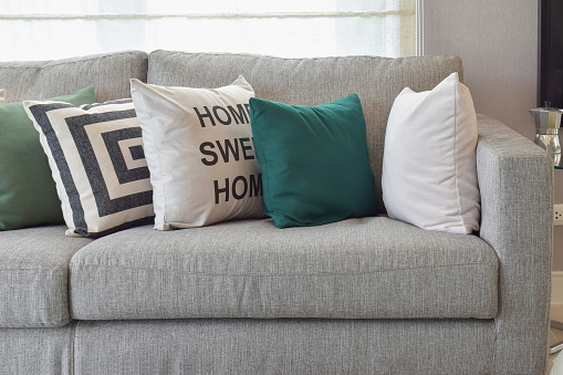 Retro almohadas en las acogedoras gris sofá en la sala de estar photo