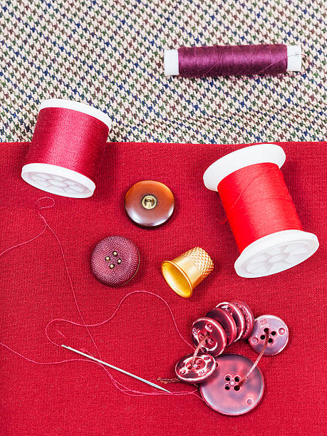 linhas para costurar, botões, dedal com o pano vermelho - thimble sewing item close up studio shot imagens e fotografias de stock