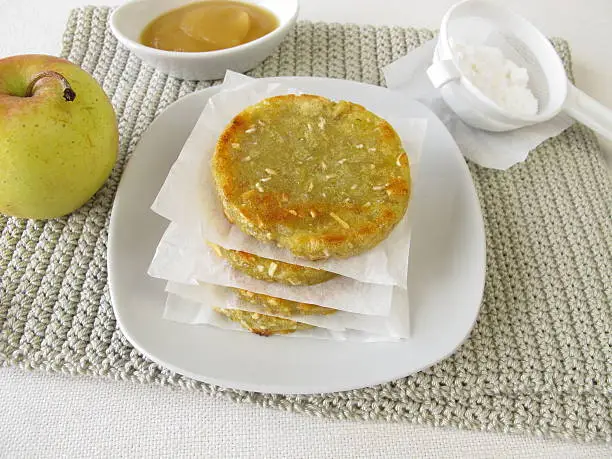 Homemade potato pancakes and apple sauce - Selbst gemachte Kartoffelpuffer mit Apfelmus