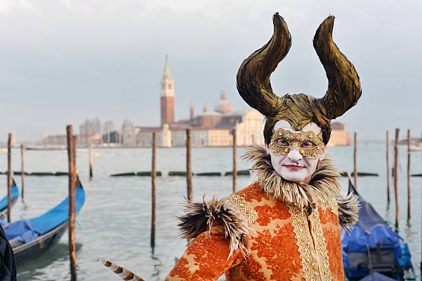 porträt von schönen ornamentalen männliche maske zum karneval in venedig - women masquerade mask mardi gras front view stock-fotos und bilder