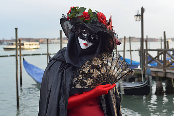 porträt von schönen ornamentalen weibliche maske zum karneval in venedig - women masquerade mask mardi gras front view stock-fotos und bilder