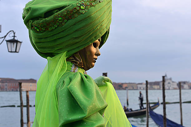 porträt von schönen ornamentalen weibliche maske zum karneval in venedig - women masquerade mask mardi gras front view stock-fotos und bilder