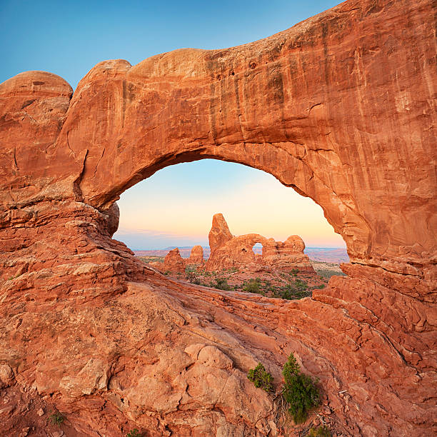 turret arch durch die north window, arches national park - badlands nationalpark stock-fotos und bilder