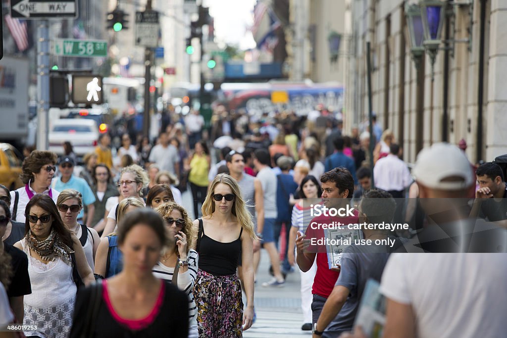 La ville de New York à pied sur une journée d'été - Photo de Foule libre de droits