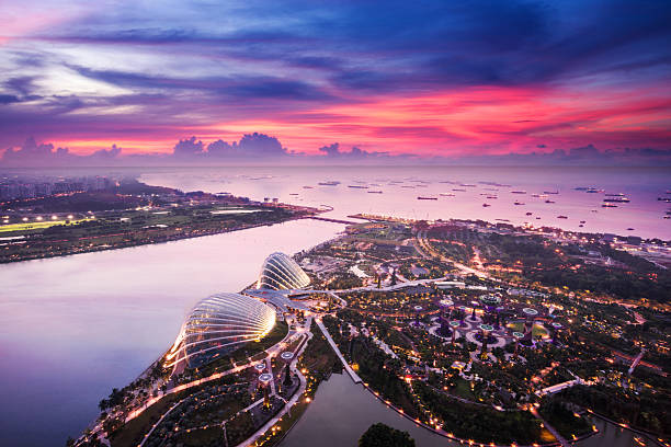 luftbild von singapur mit sonnenuntergang - singapore harbour stock-fotos und bilder