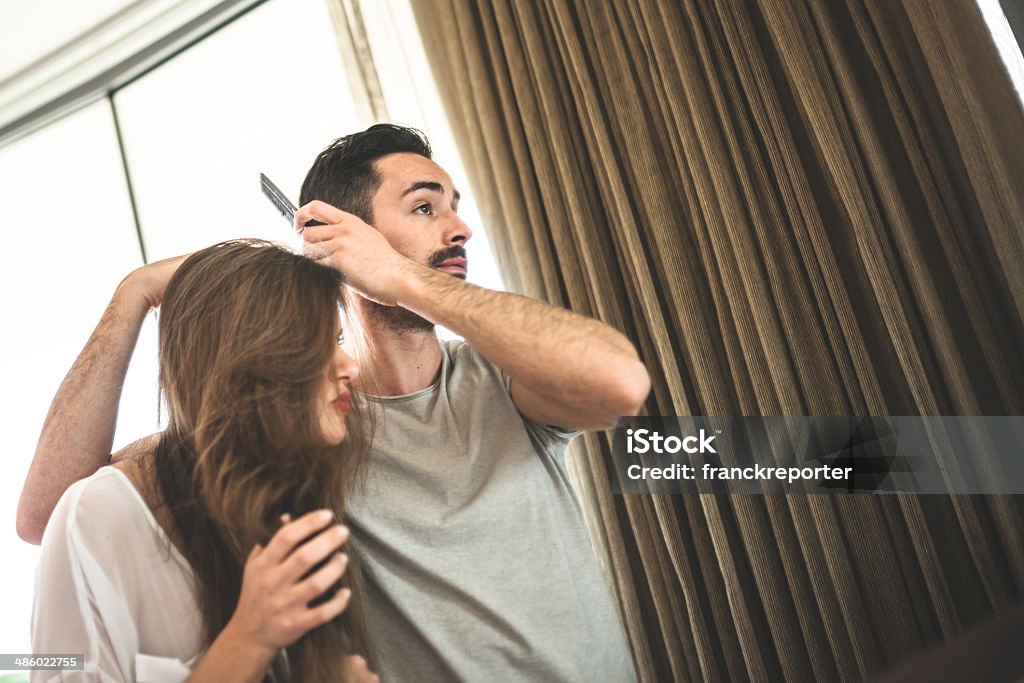 Paar Kämmen das Haar vor Spiegel - Lizenzfrei Anziehen Stock-Foto