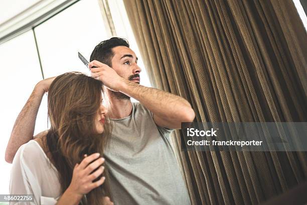 Paar Kämmen Das Haar Vor Spiegel Stockfoto und mehr Bilder von Anziehen - Anziehen, Ehefrau, Ehemann