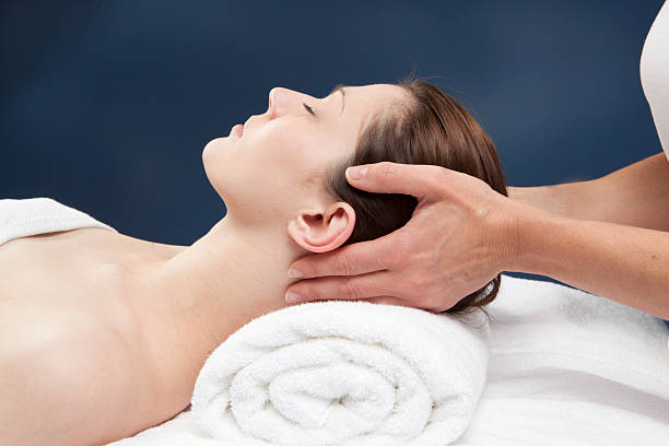 revitalisierende-nackenmassage - alternative medicine health spa spa treatment breathing exercise stock-fotos und bilder