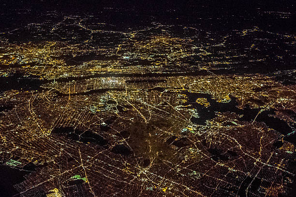 vue aérienne de nuit de new york - manhattan aerial view brooklyn new york city photos et images de collection