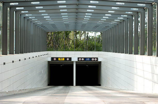 estacionamiento subterráneo - boundary parking security barrier gate fotografías e imágenes de stock