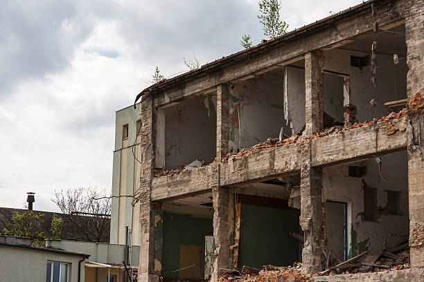 損なわれた廃工場の建物 - bombing city earthquake disaster ストックフォトと画像